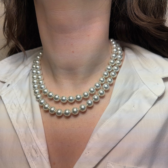 Double Strand of Costume Jewellery Pearls - Picture 2 of 7